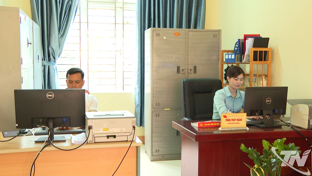 Cán bộ các phòng chuyên môn thuộc phường Linh Sơn bắt tay vào thực hiện nhiệm vụ ngay từ những ngày đầu vận hành mô hình chính quyền địa phương 2 cấp.