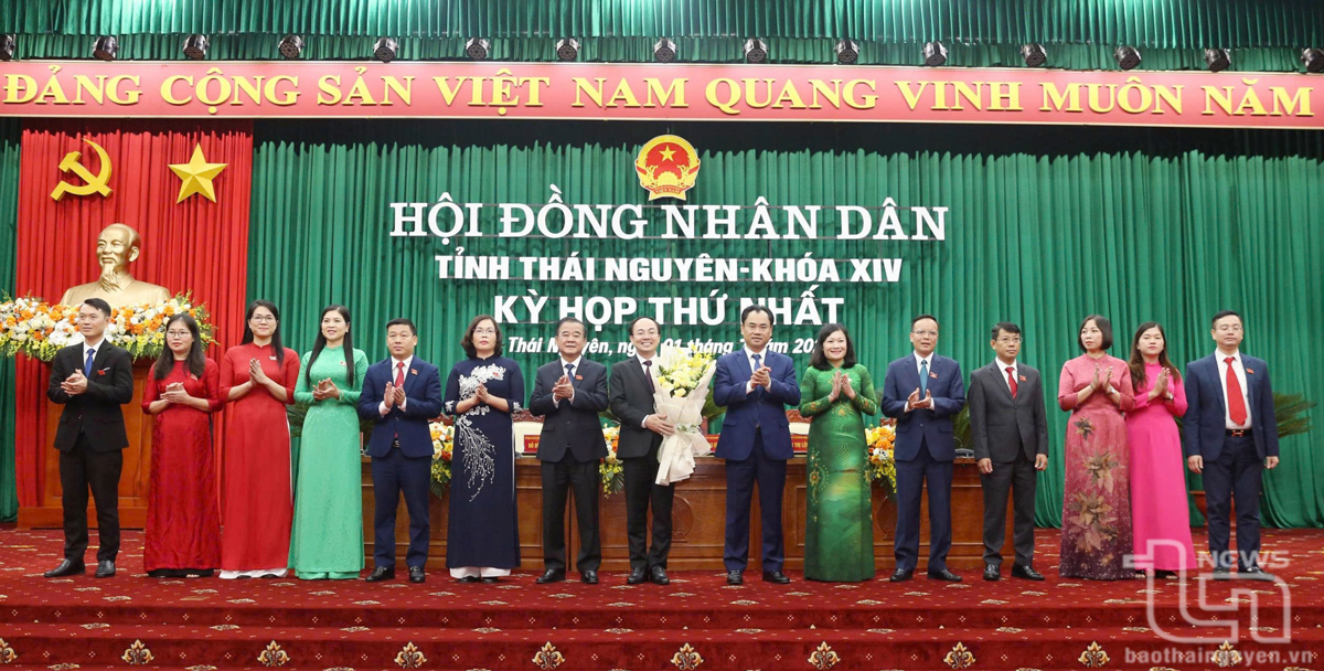 Đồng chí Bí thư Tỉnh ủy Trịnh Việt Hùng chúc mừng Chủ tịch, các Phó Chủ tịch và lãnh đạo các ban của HĐND tỉnh khóa XIV, nhiệm kỳ 2021-2026.