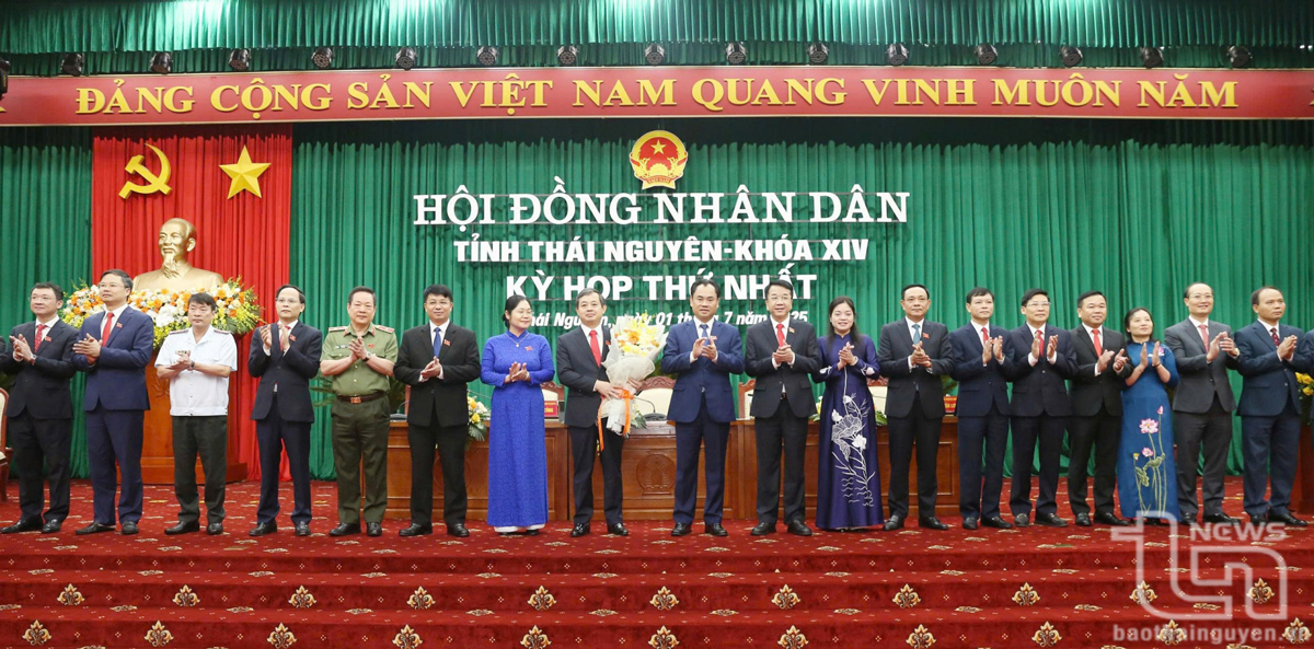 Đồng chí Bí thư Tỉnh ủy Trịnh Việt Hùng chúc mừng Chủ tịch, các Phó Chủ tịch và Ủy viên UBND tỉnh.