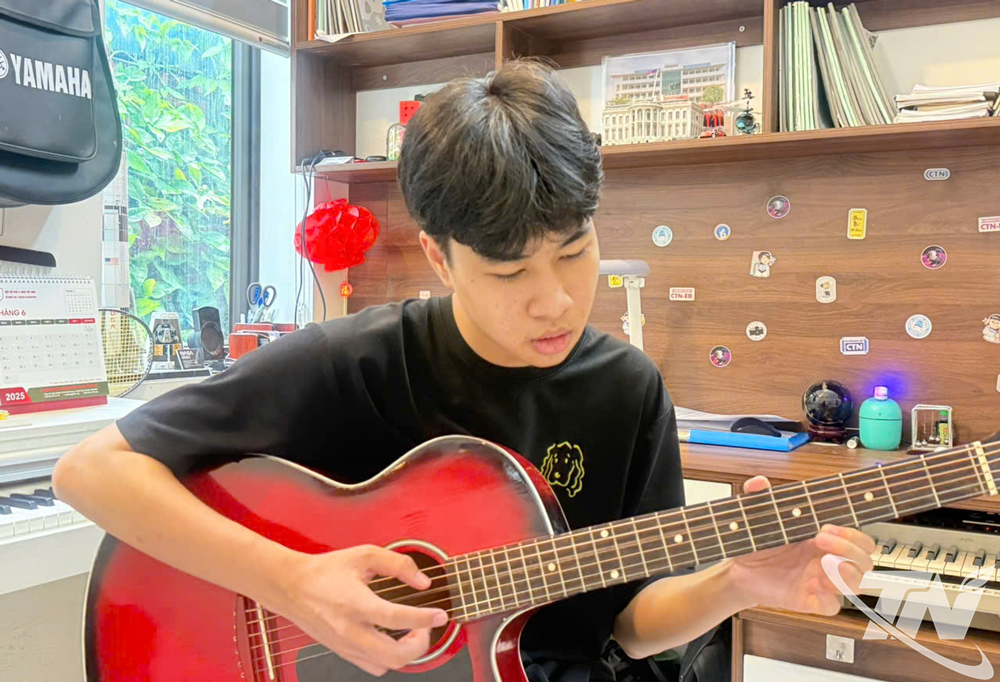 Vũ Lâm Hùng chơi đàn guitar.