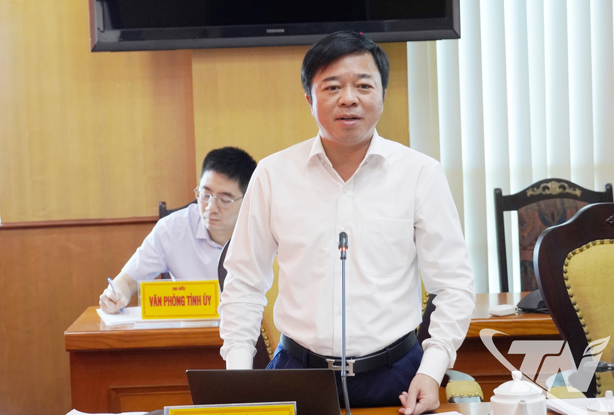 Đồng chí Bùi Văn Lương, Ủy viên Ban Thường vụ, Chủ nhiệm Ủy ban Kiểm tra Tỉnh ủy, phát biểu tại Hội nghị.