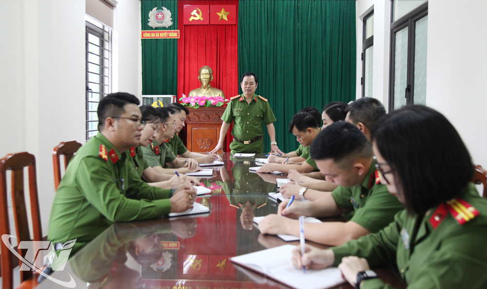 Thượng tá Trần Xuân Nghiệp, Trưởng Công an phường Quyết Thắng, điều hành buổi giao ban đầu tiên của Công an phường.