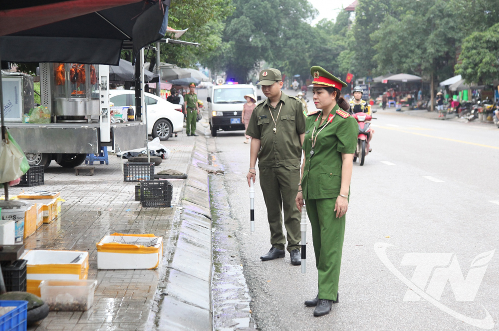 Cán bộ, chiến sĩ Công an phường Phan Đình Phùng đảm bảo trật tự công cộng trên địa bàn phường.