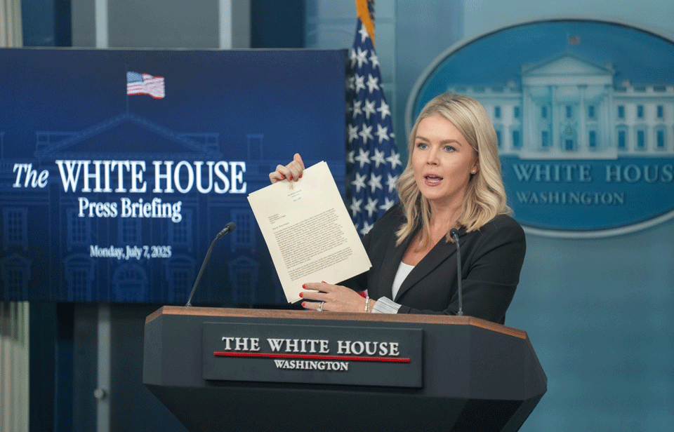 Trong cuộc họp báo tại Washington, D.C., ngày 7/7/2025, Thư ký báo chí Nhà Trắng Karoline Leavitt công bố bức thư của Tổng thống Donald Trump gửi tới Tổng thống Hàn Quốc, trong đó thông báo mức thuế quan đối với hàng nhập khẩu từ Hàn Quốc và Mỹ. Ảnh: THX/TTXVN