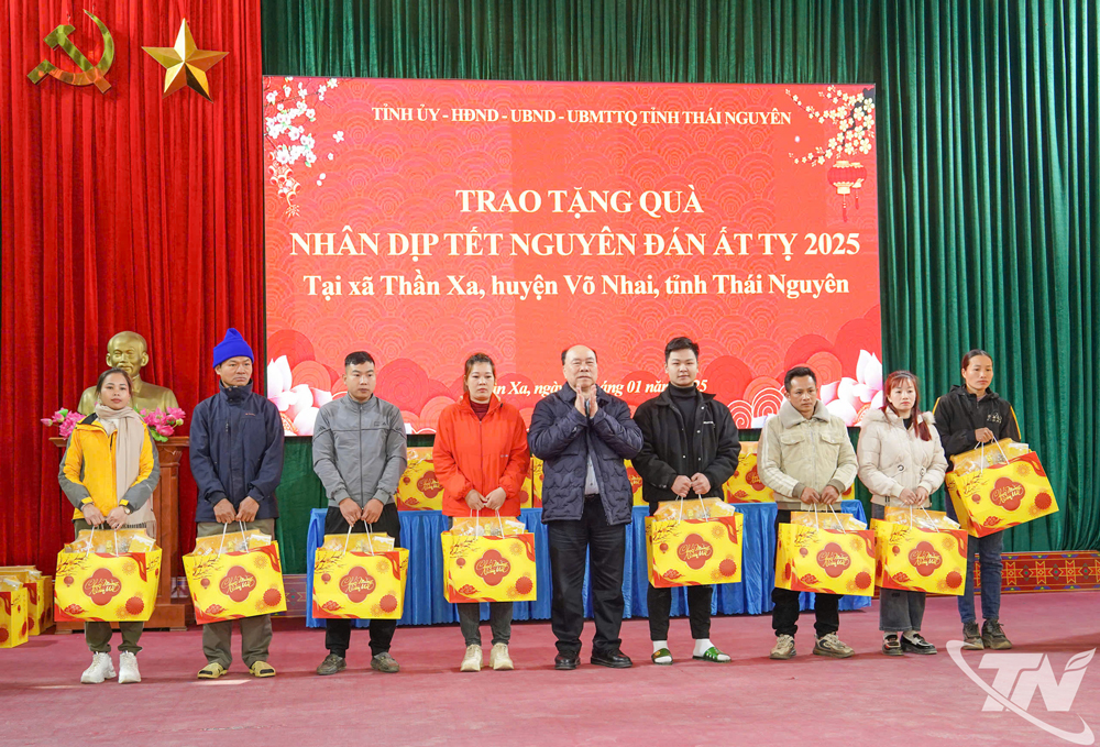 Tết Nguyên đán hằng năm, ông Nguyễn Huy Quý cùng Công ty Đầu tư xây dựng và Khai thác khoảng sản Thăng Long đã trao tặng hàng nghìn suất quà Tết cho các hộ nghèo và gia đình chính sách trên địa bàn tỉnh Thái Nguyên.