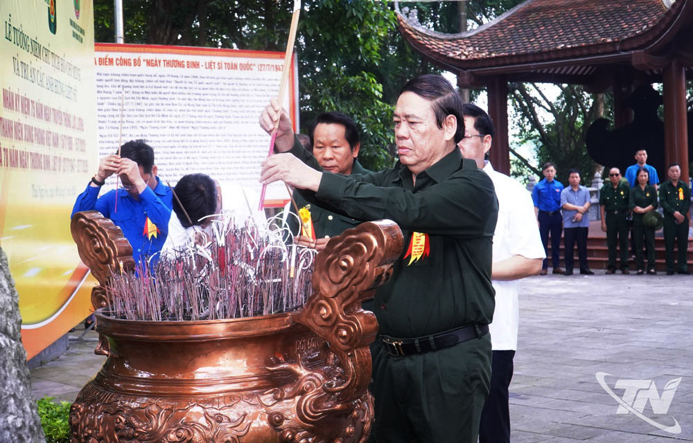 Đại biểu dâng hương tưởng niệm Chủ tịch Hồ Chí Minh và các Anh hùng liệt sĩ tại Khu di tích lịch sử Quốc gia 27-7.