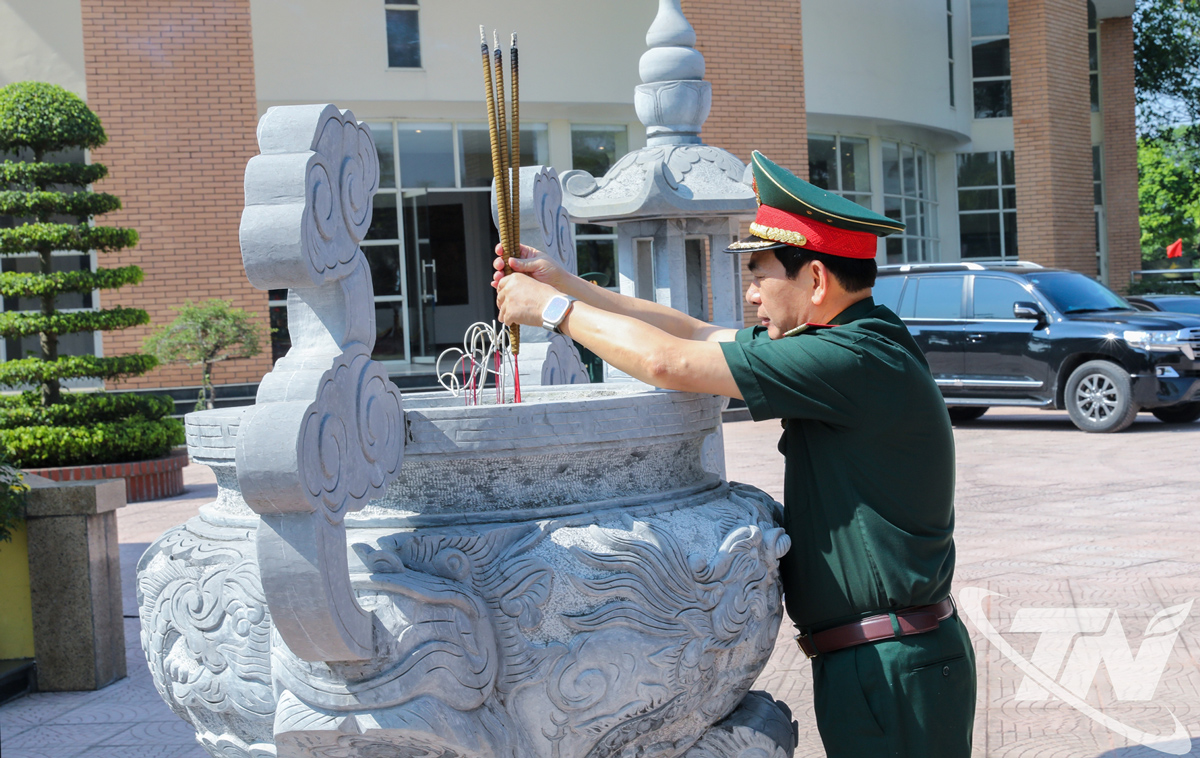 Đại tướng Phan Văn Giang dâng hương tại Nhà tưởng niệm các Anh hùng liệt sĩ Sư đoàn Bộ binh 312.