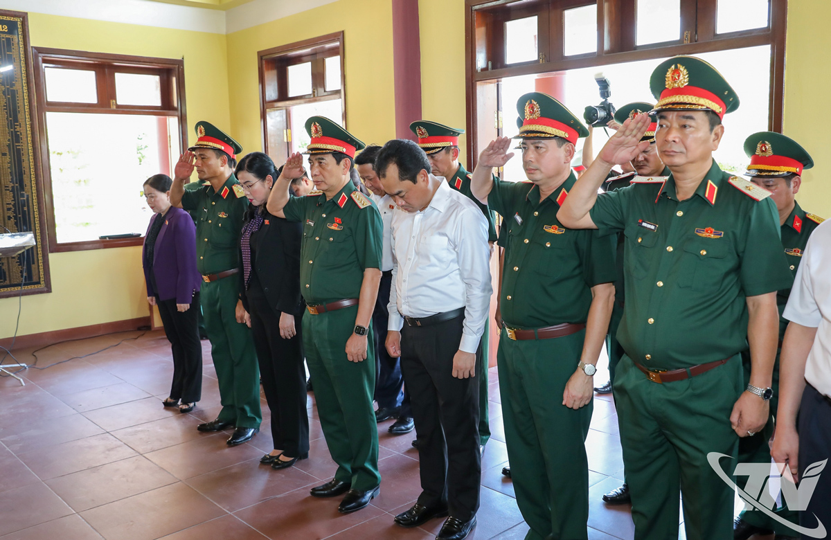 Đại tướng Phan Văn Giang cùng các đại biểu Quốc hội và lãnh đạo tỉnh Thái Nguyên tưởng niệm các Anh hùng liệt sĩ Sư đoàn 312.