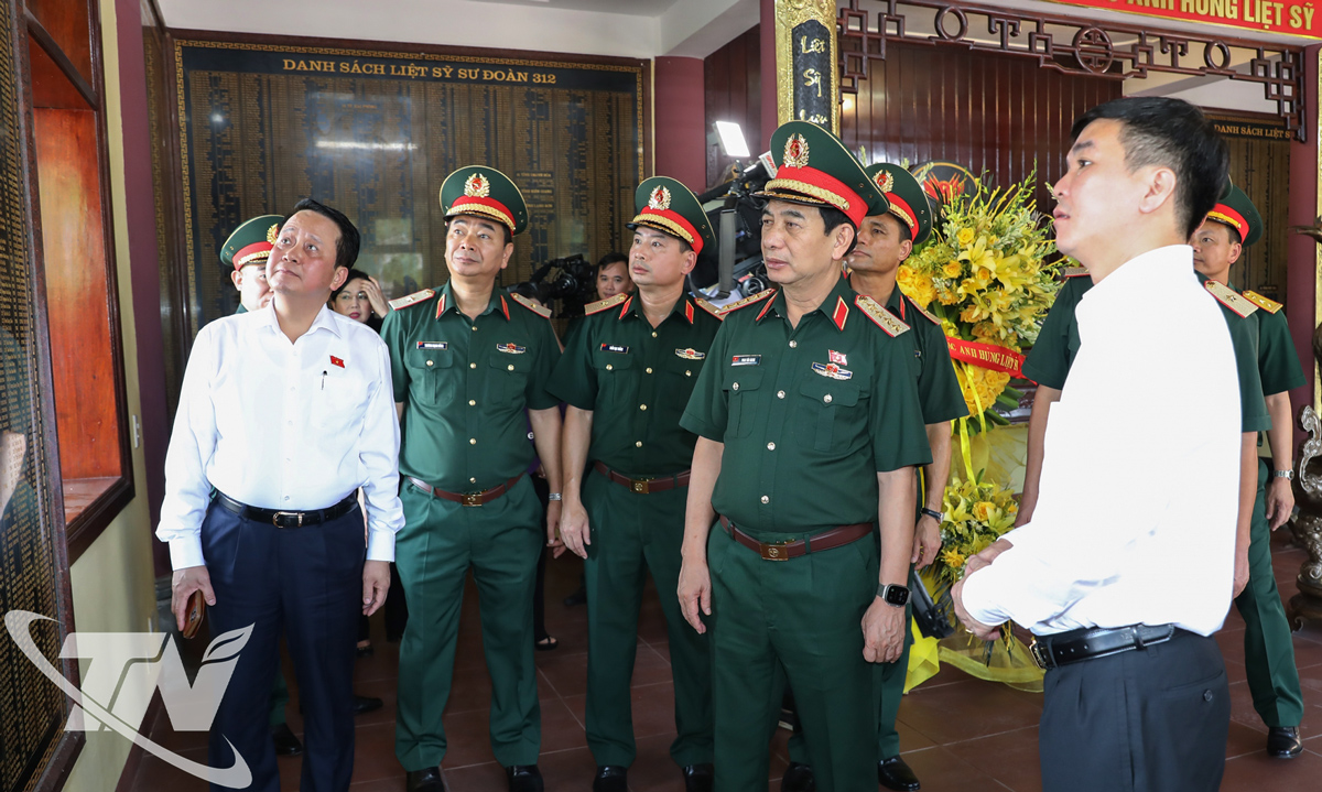 Đại tướng Phan Văn Giang cùng các đại biểu thăm bia khắc tên các Anh hùng liệt sĩ Sư đoàn 312.