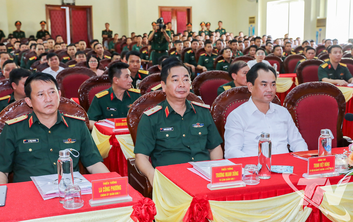 Đồng chí Bí thư Tỉnh ủy Thái Nguyên Trịnh Việt Hùng và các đại biểu dự buổi tiếp xúc cử tri.