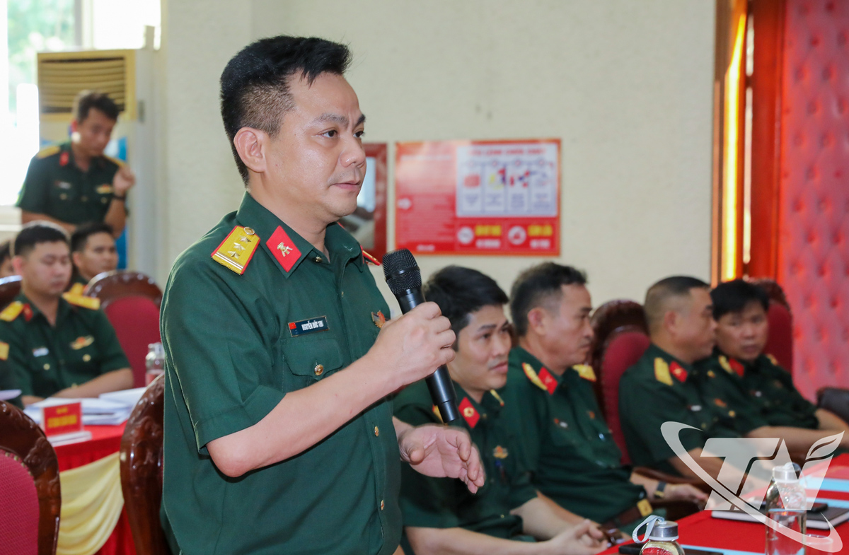 Cử tri Sư đoàn Bộ binh 312 nêu ý kiến, kiến nghị tại buổi tiếp xúc.
