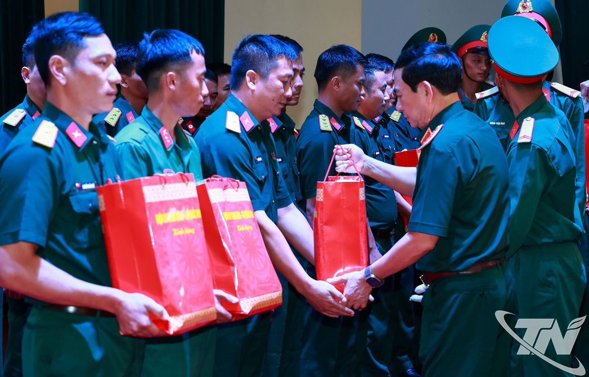 Đại tướng Phan Văn Giang tặng quà cán bộ, chiến sĩ Sư đoàn 312.