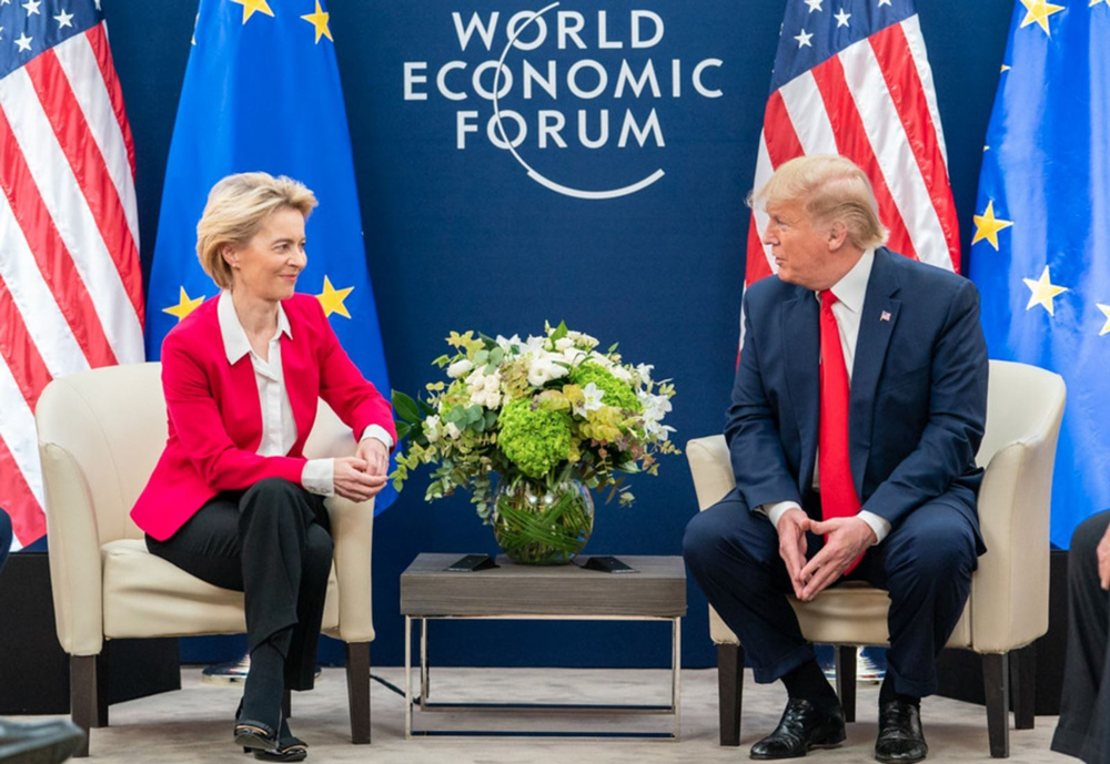 Chủ tịch Ủy ban châu Âu Ursula von der Leyen (trái) trong cuộc gặp Tổng thống Mỹ Donald Trump tại Davos, Thuỵ Sĩ. Ảnh minh họa: AP/TTXVN