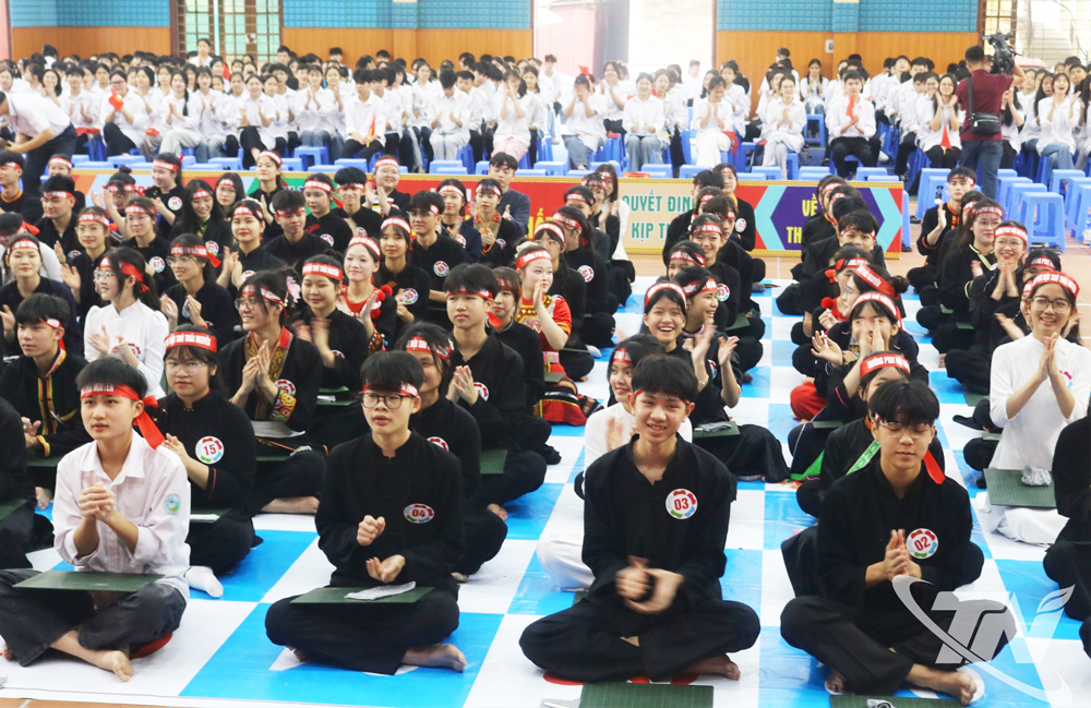 Đến trường, con em đồng bào các dân tộc thiểu số học tập bằng tiếng phổ thông (tiếng Việt) - Ảnh chụp tại Trường Phổ thông Dân tộc nội trú Thái Nguyên.