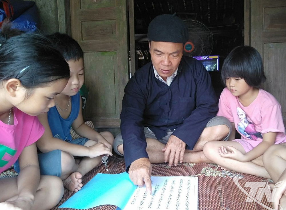 Người dân tộc thiểu số giữ gìn tiếng mẹ đẻ