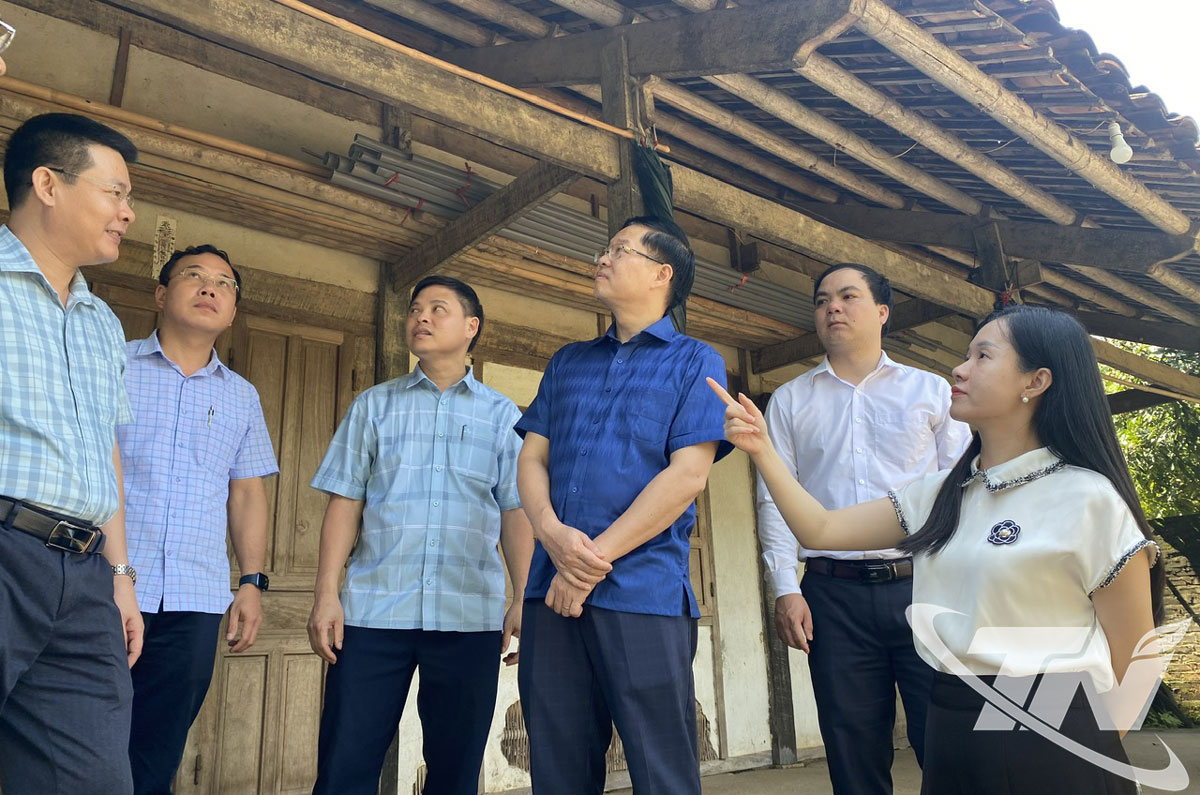 Đồng chí Phó Bí thư Tỉnh ủy, Chủ tịch Ủy ban MTTQ tỉnh Đinh Quang Tuyên kiểm tra việc xóa nhà tạm, nhà dột nát tại thôn Nà Khuổi, xã Chợ Rã.