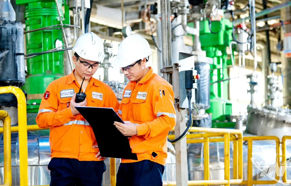Nhân viên Công ty TNHH Khai thác và Chế biến khoáng sản Núi Pháo trao đổi về giải pháp nâng cao hiệu quả hoạt động của dây chuyền chế biến sâu tinh quặng xuất khẩu.