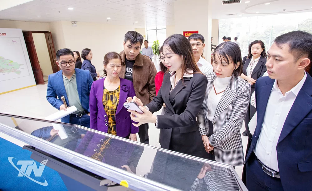 Đại diện các doanh nghiệp trên địa bàn tỉnh tham khảo, trải nghiệm giải pháp số về nền tảng quản trị doanh nghiệp hợp nhất MISA AMIS.