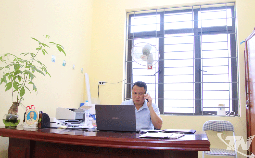Đồng chí Hoàng Văn Quỳnh, Phó Chánh Văn phòng HĐND&UBND xã Đồng Phúc vừa nghe điện thoại chỉ đạo, điều hành của cấp trên vừa xử lý hệ thống văn bản.