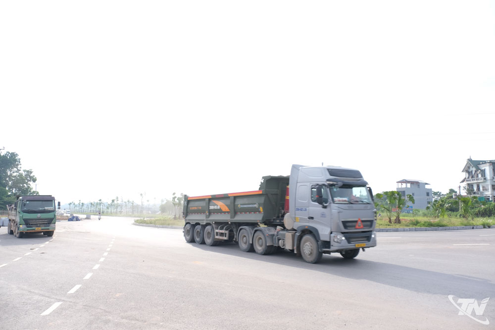Sau hơn 2 tháng tái khởi động, Doanh nghiệp tư nhân xây dựng Xuân Trường đã cơ bản hoàn thành việc thảm bê tông nhựa mặt đường tại khu vực nút giao Tố Hữu.