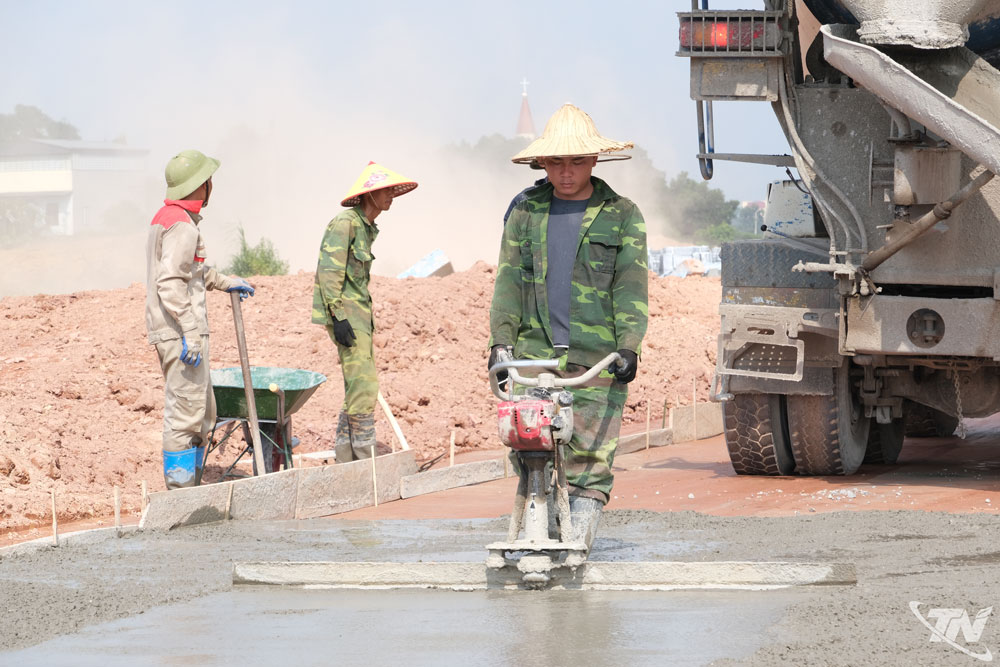 Để đảm bảo tiến độ thi công, các nhà thầu đang huy động trên 300 công nhân, kỹ sư, cùng 150 đầu máy thiết bị, tổ chức thành 12 mũi thi công 3 ca liên tục/ngày.