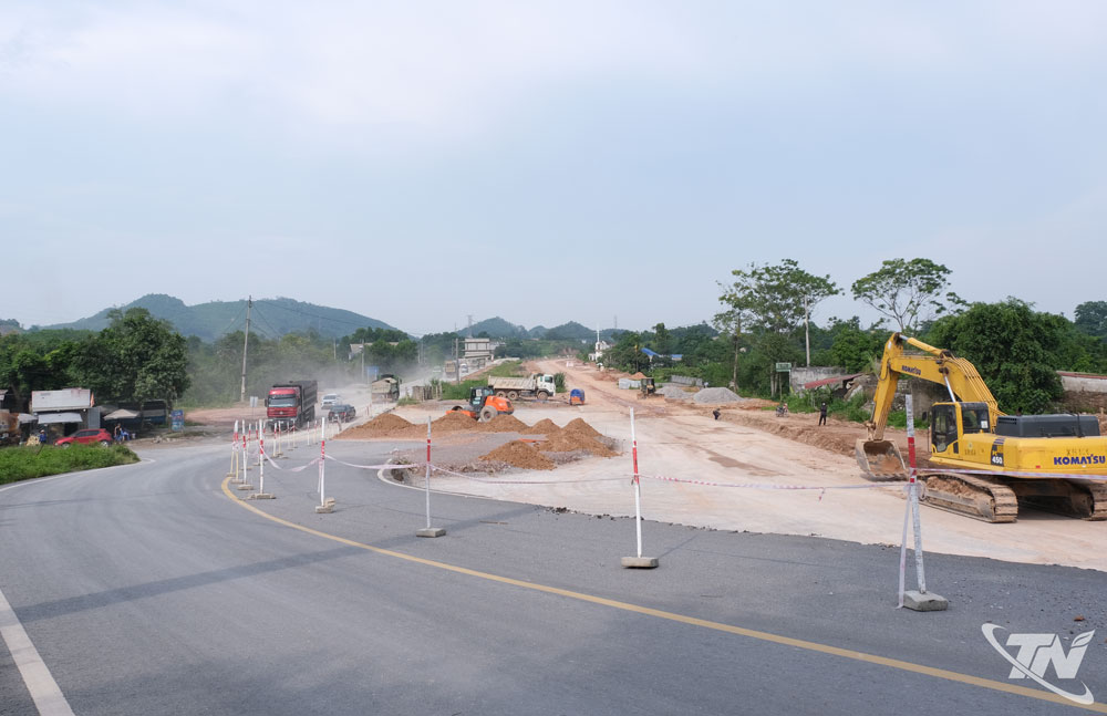 Thi công đoạn cuối tuyến, tại nút giao Cao Trãng, thuộc địa phận phường Quyết Thắng.