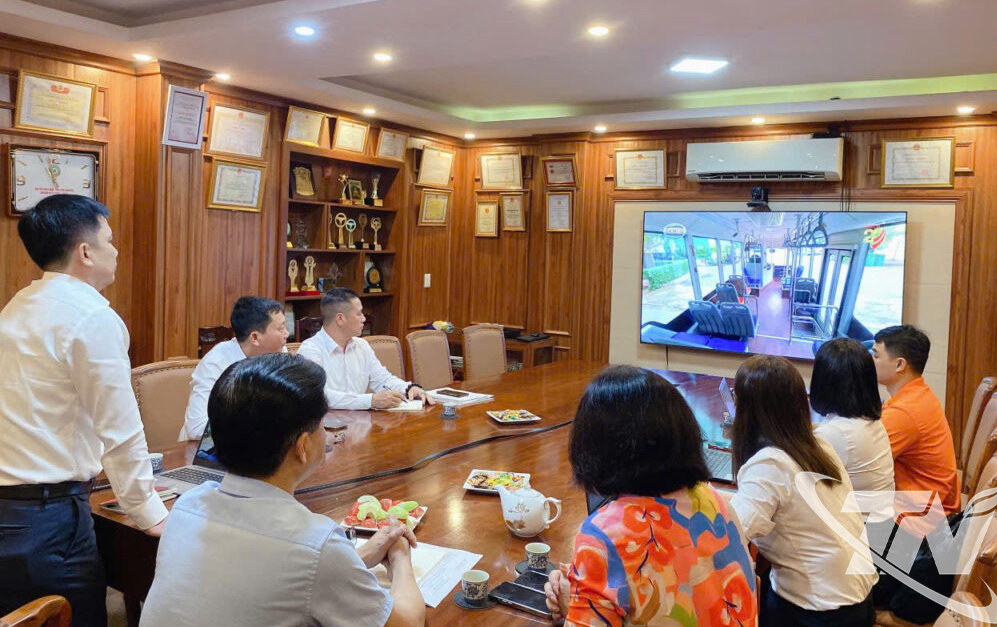 Đại diện SAMCO giới thiệu các dòng sản phẩm xe bus điện do đơn vị này sản xuất và lắp ráp, bao gồm: E30, E40 và E60 với lãnh đạo Công ty CP Thương mại và Du lịch Hà Lan.