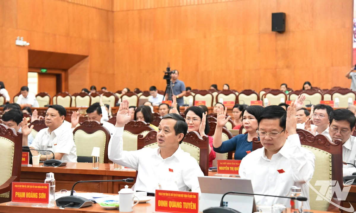 Các đại biểu biểu quyết thông các nghị quyết tại Kỳ họp.
