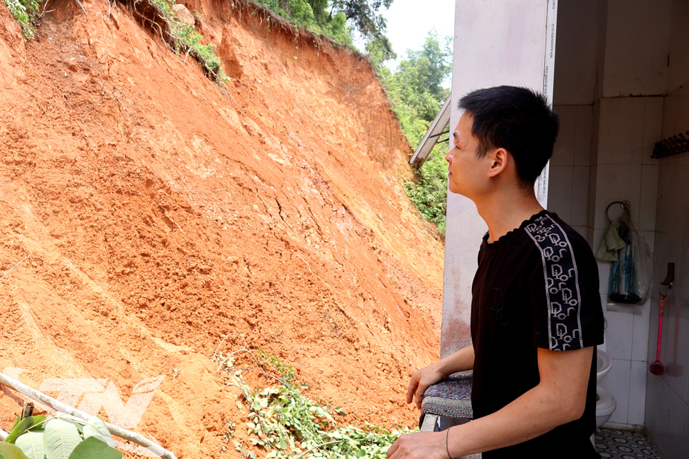 Lượng đất phía sau nhà anh Tô Thành Luân, ở thôn Tân Hoan, xã Phủ Thông, sạt xuống ngày một lớn.