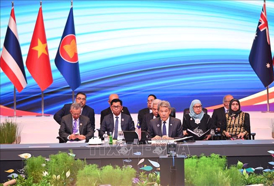 Bộ trưởng Ngoại giao Malaysia, Mohamad Hasan (giữa, hàng đầu), chủ trì Hội nghị Bộ trưởng Ngoại giao Hội nghị cấp cao Đông Á lần thứ 15, ngày 11/7, tại Kuala Lumpur, Malaysia. Ảnh: TTXVN phát