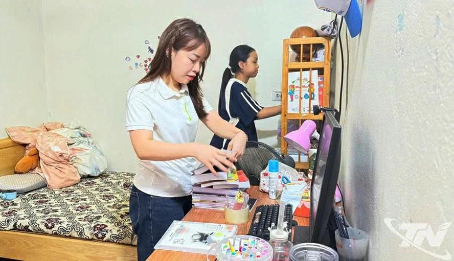 Chị Đặng Hoàng Linh, nhân viên Sở Xây dựng, sắp xếp đồ đạc chuyển về đơn vị công tác tại trung tâm hành chính của tỉnh Thái Nguyên.