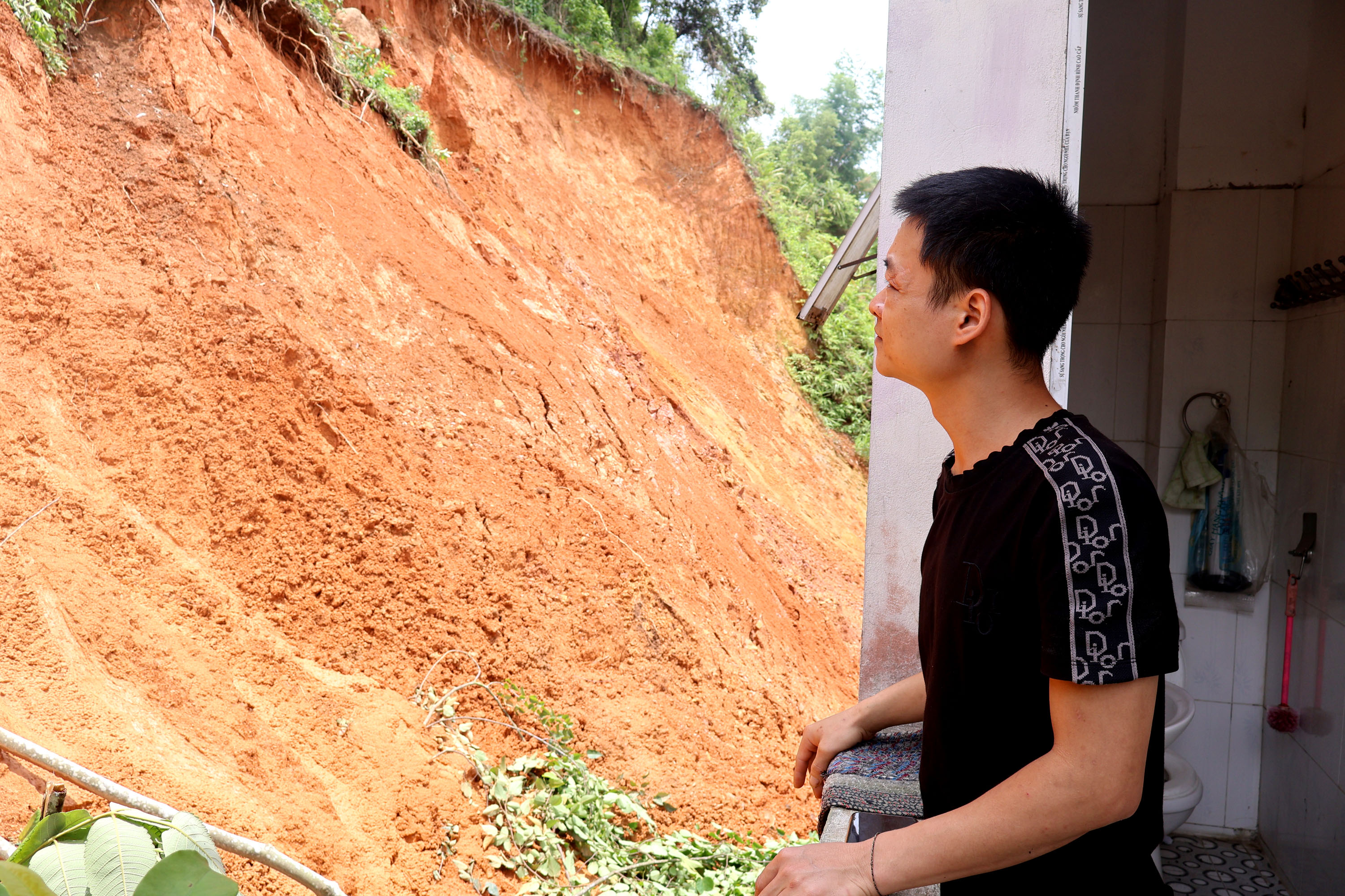 Hiểm họa sạt lở rình rập khu vực vùng núi