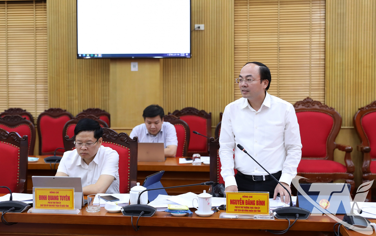 Đồng chí Nguyễn Đăng Bình, Phó Bí thư Thường trực Tỉnh ủy, Chủ tịch HĐND tỉnh, điều hành phần thảo luận.