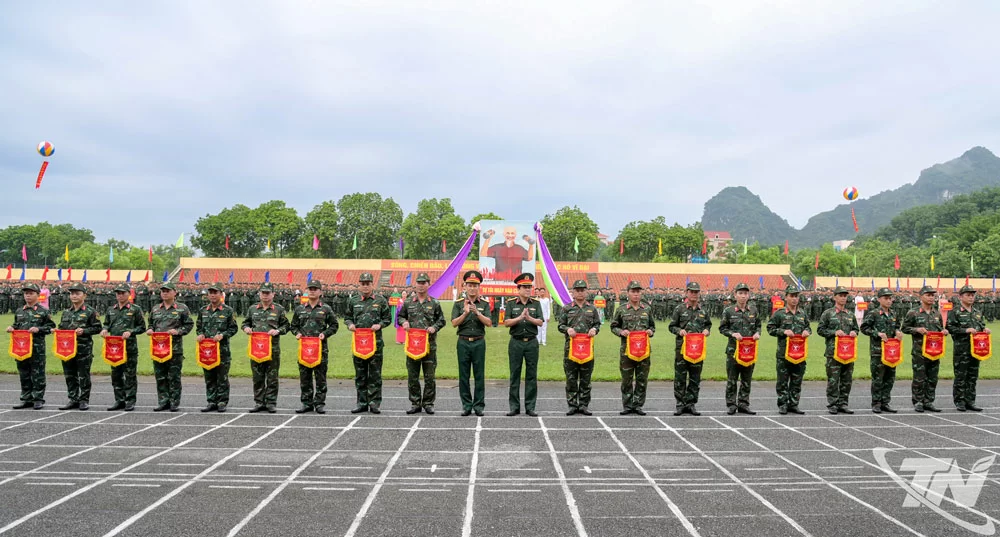 Lãnh đạo Bộ tư lệnh Quân khu 1 tặng Cờ lưu niệm cho các đội tuyển tham gia hội thao.