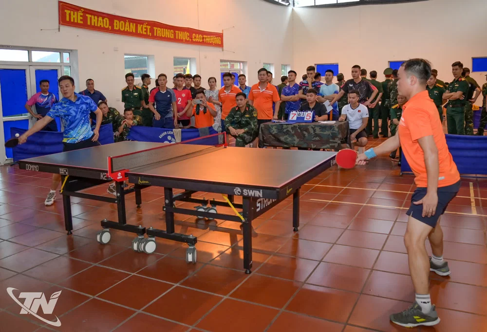 Thi đấu nội dung bóng bàn đồng đội nam.