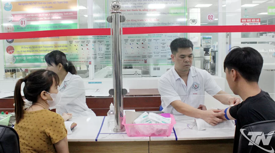 Trung bình mỗi ngày, tại Bệnh viện A Thái Nguyên có khoảng 20-30 người nhà bệnh nhân đến làm các xét nghiệm định nhóm máu để tham gia hiến máu.