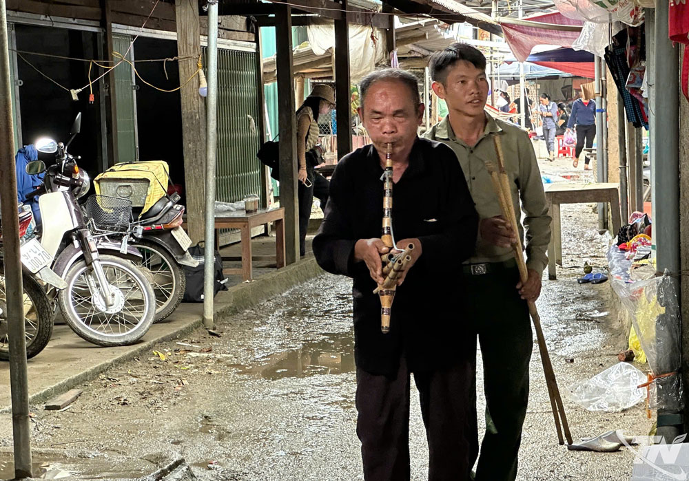 Dù không nhìn thấy, ông vẫn tự tay làm khèn, mang ra chợ phiên để bán.