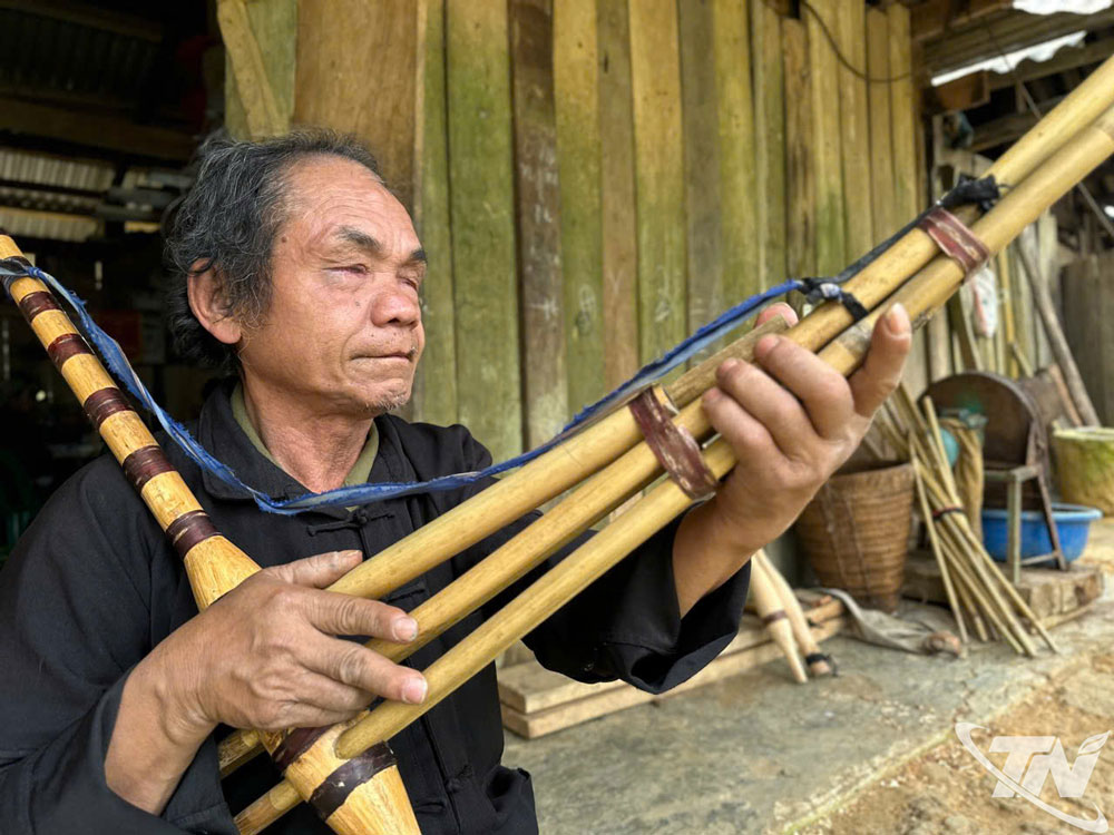 Ông Vừ chế tác khèn Mông.
