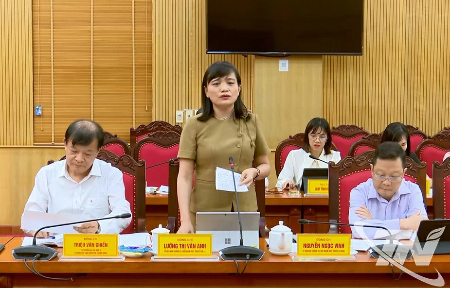 Đại biểu thảo luận.