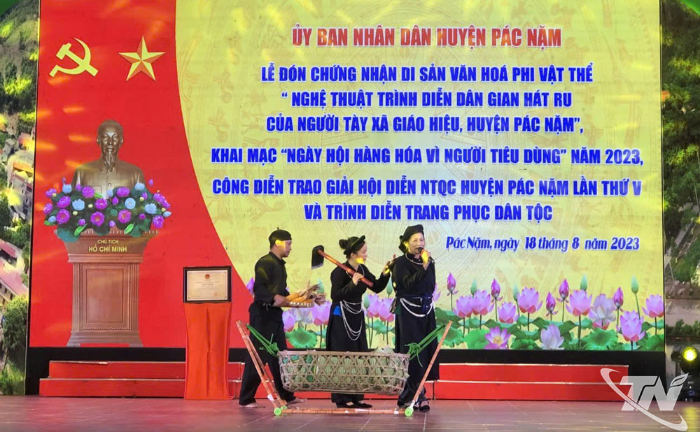 Bà Mỵ trình diễn hát ru tại Lễ đón nhận di sản văn hoá phi vật thể  Nghệ thuật trình diễn dân gian hát ru của người Tày xã Giáo Hiệu (nay là xã Bằng Thành).