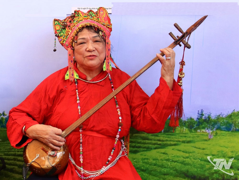 Nghệ nhân Nhân dân Hoàng Thị Bích Hồng tham gia truyền dạy hát Then, đàn Tính cho hàng nghìn lượt người yêu thích Then.