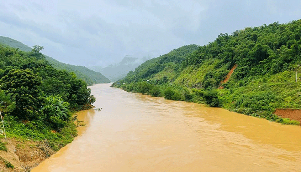 người dân lưu ý, lũ trên các sông có thể gây ngập lụt tại các vùng trũng thấp ven sông, lũ quét và sạt lở đất trên các sườn dốc