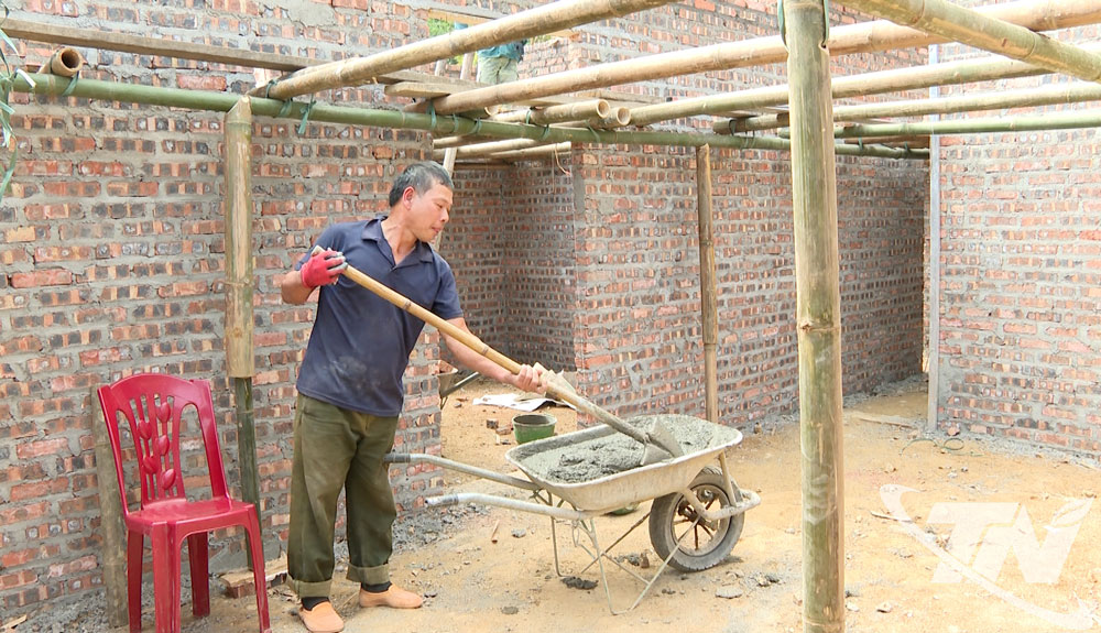 Gia đình ông Hoàng Văn Thái, ở xã Chợ Rã, đang xây dựng căn nhà mới.