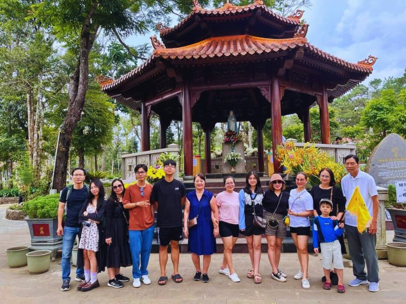 Đức Mẹ Măng Đen đón rất nhiều khách du lịch đến hành hương, chiêm bái.

Đức Mẹ Măng Đen đón rất nhiều khách du lịch đến hành hương, chiêm bái.





