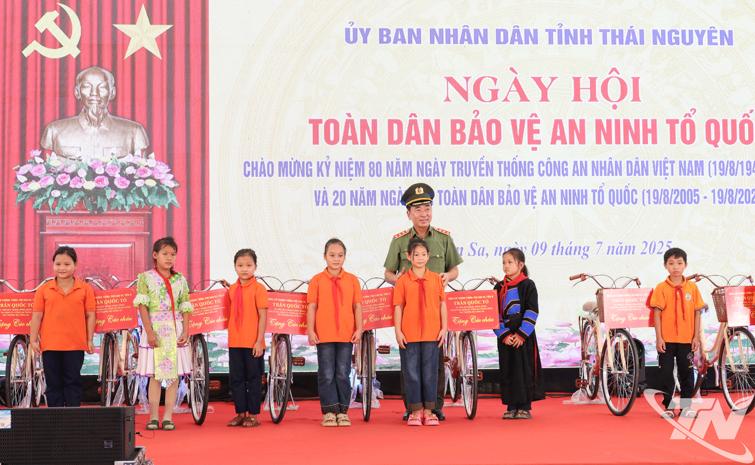 Thượng tướng Trần Quốc Tỏ, Ủy viên Trung ương Đảng, Phó Bí thư Đảng ủy Công an Trung ương, Thứ trưởng Bộ Công an trao tặng 50 chiếc xe đạp cho 50 học sinh có hoàn cảnh khó khăn tại xã Thần Sa.