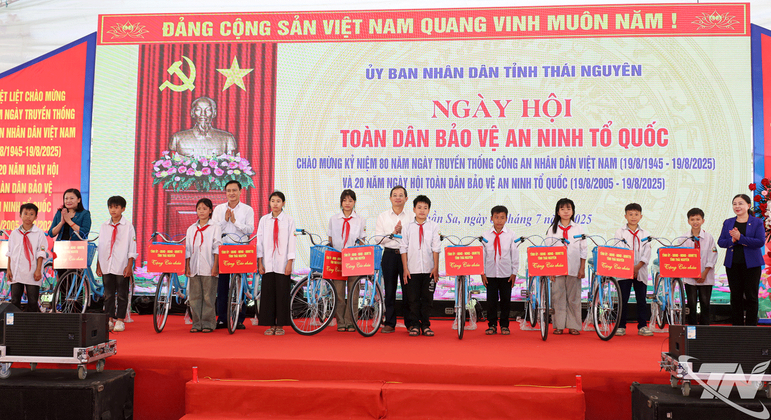 Các đồng chí lãnh đạo tỉnh trao tặng 50 chiếc xe đạp cho 50 học sinh có hoàn cảnh khó khăn tại xã Thần Sa.