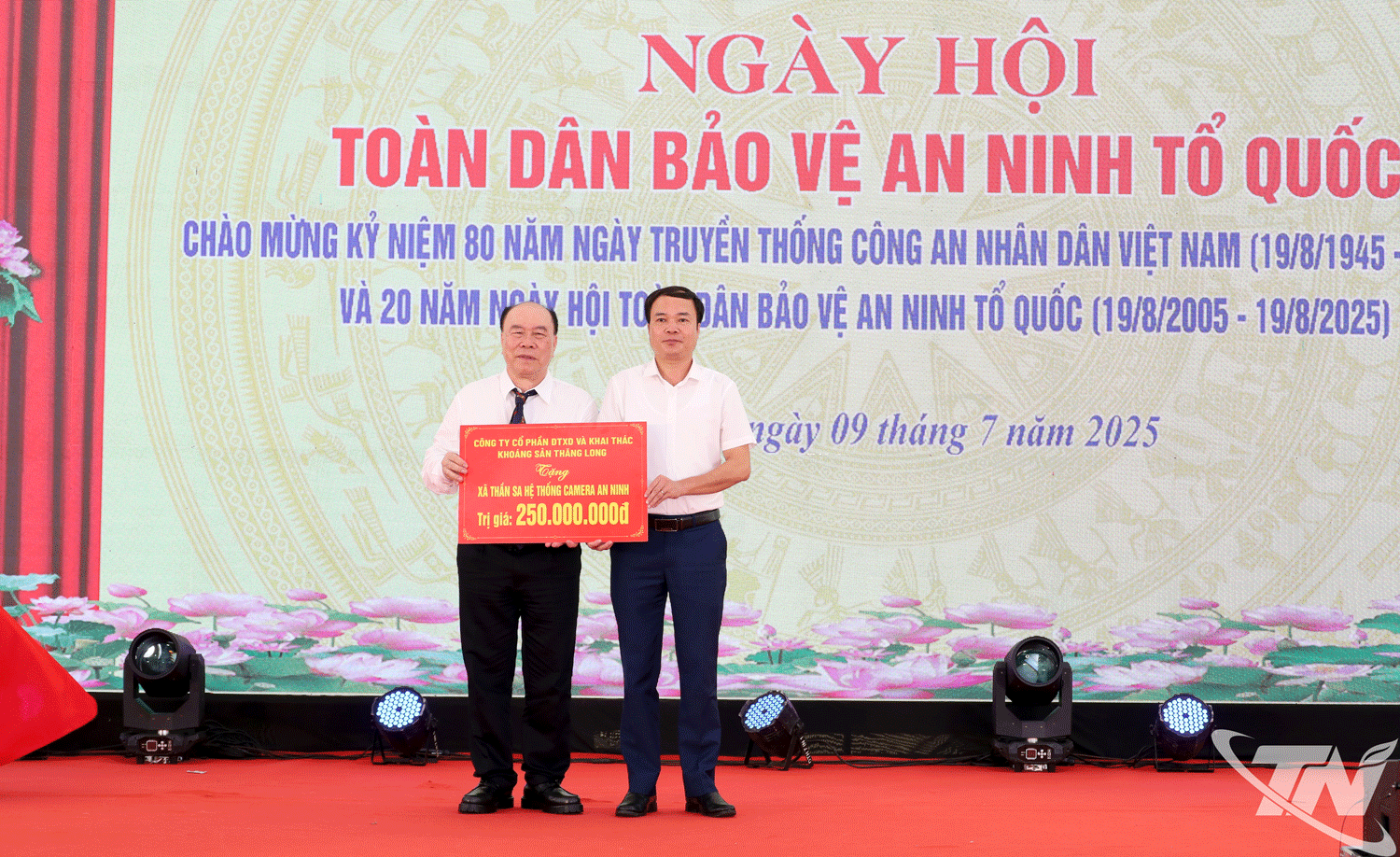 Công ty cổ phần Đầu tư xây dựng và Khai thác khoáng sản Thăng Long trao tặng hệ thống camera an ninh cho xã Thần Sa.