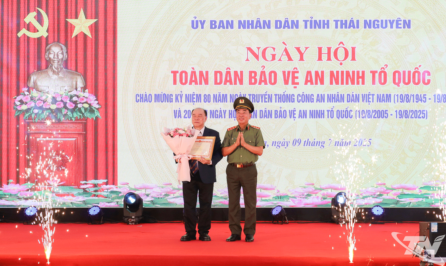 Thượng tướng Trần Quốc Tỏ, Thứ trưởng Bộ Công an trao Bằng khen của Bộ Công an cho ông Nguyễn Huy Quý, Chủ tịch Hội đồng quản trị, Tổng Giám đốc Công ty cổ phần Đầu tư xây dựng và Khai thác khoáng sản Thăng Long.