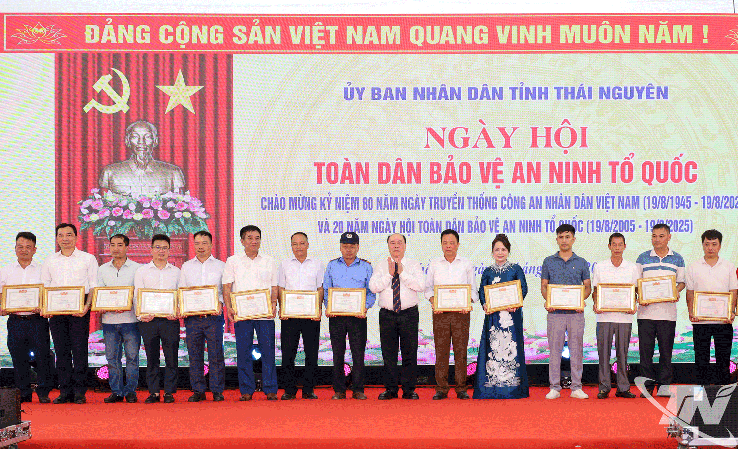Lãnh đạo Công ty cổ phần Đầu tư xây dựng và Khai thác khoáng sản Thăng Long tặng Giấy khen cho các tập thể, cá nhân của Công ty có thành tích xuất sắc trong Phong trào Toàn dân bảo vệ an ninh Tổ quốc.