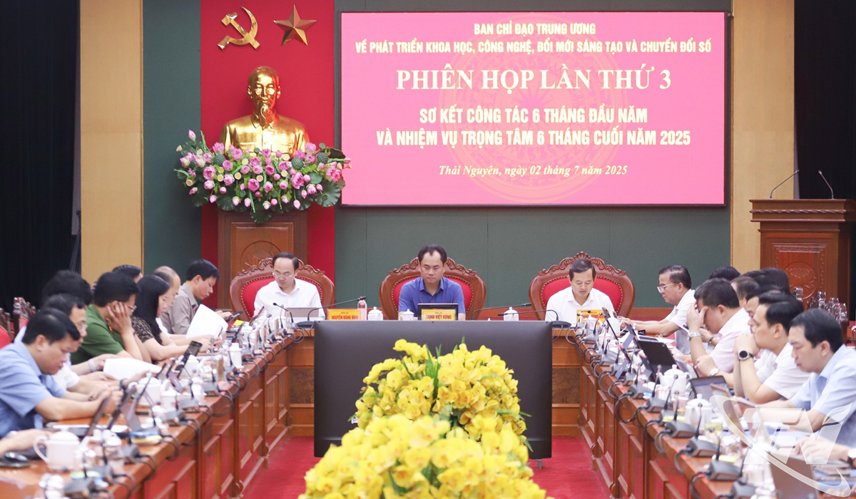 Các đồng chí lãnh đạo tỉnh và đại biểu dự Hội nghị tại điểm cầu Thái Nguyên.
